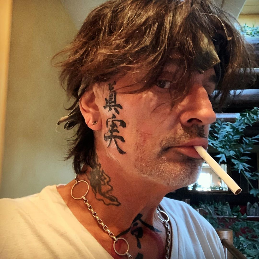 tommy lee,Tommy lee sparta 美国/重金属乐团mtley cre(一帮小丑)鼓手tommy lee展示新的面部
