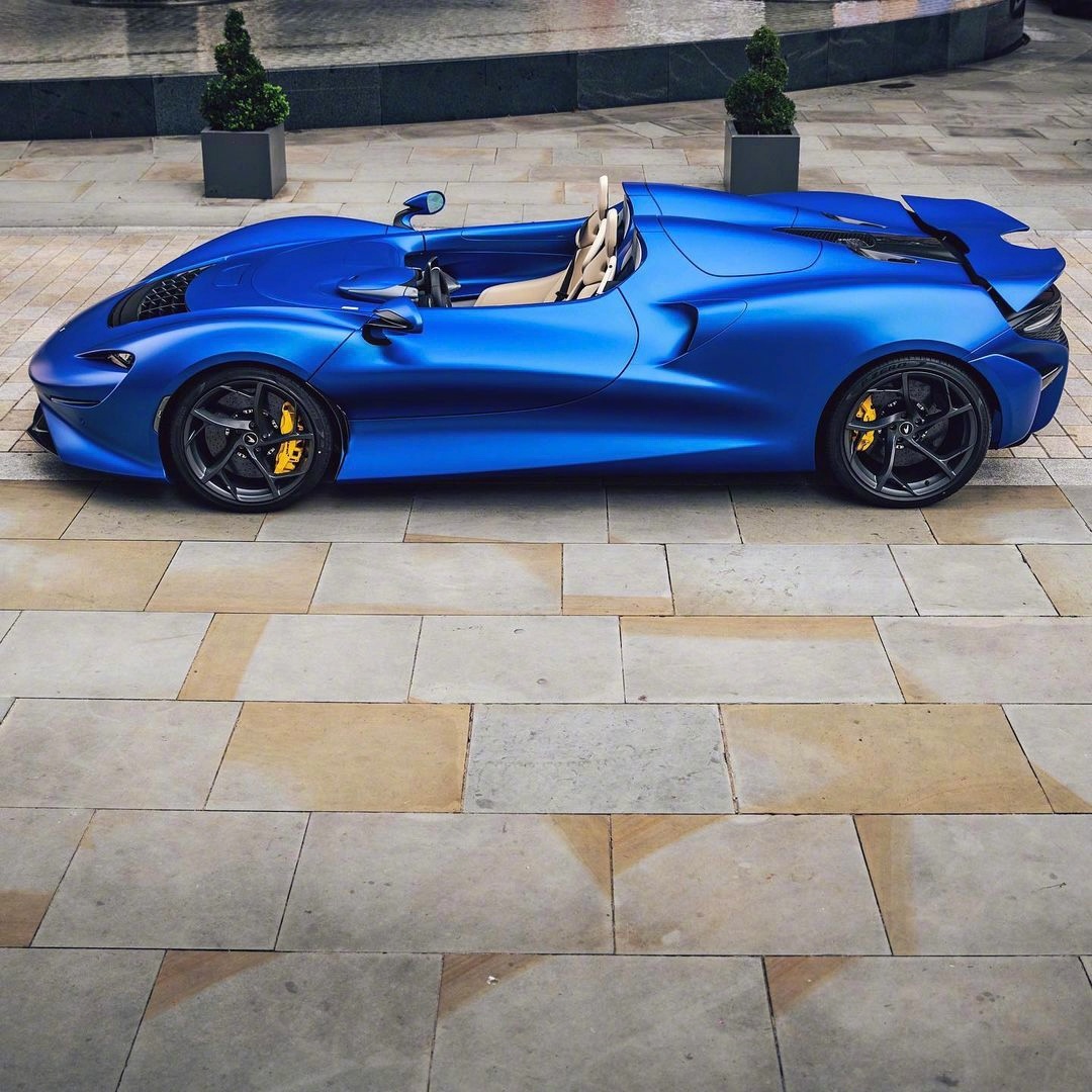 蓝色敞篷迈凯伦mclarenelva