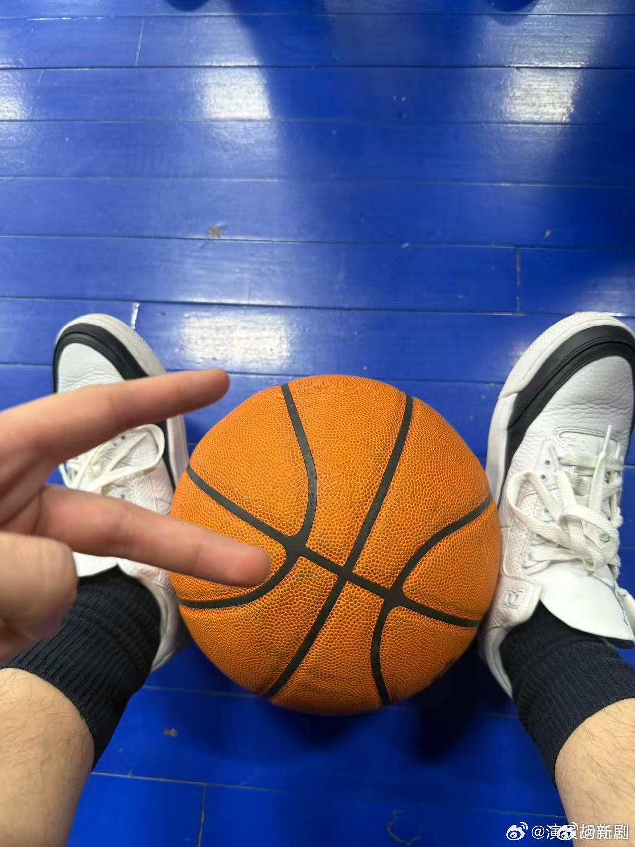 胡先煦劳动节球场运动，投篮帅气少年感十足