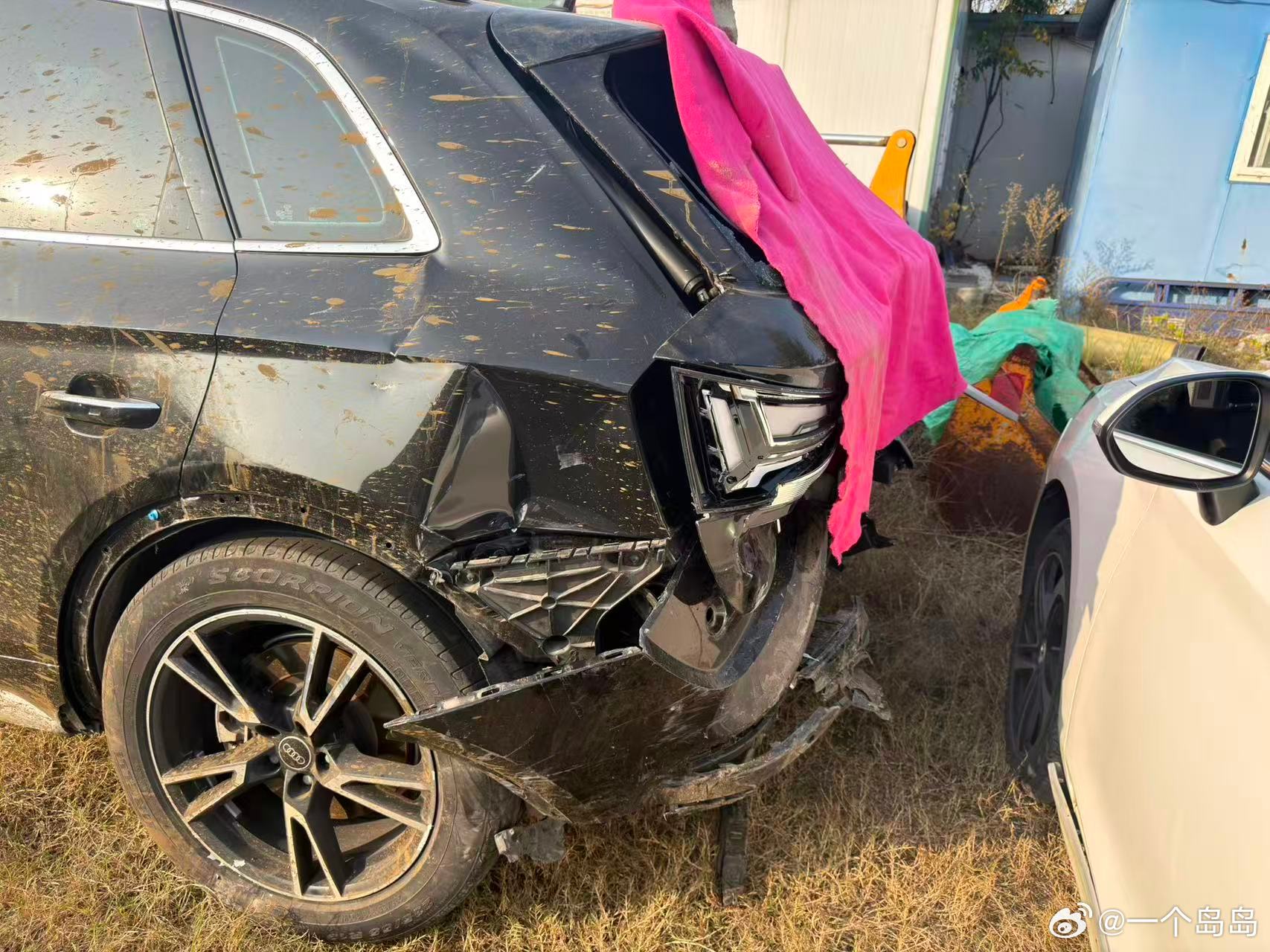 偷车贼开蔚来ES6狂飙，撞废奥迪Q5