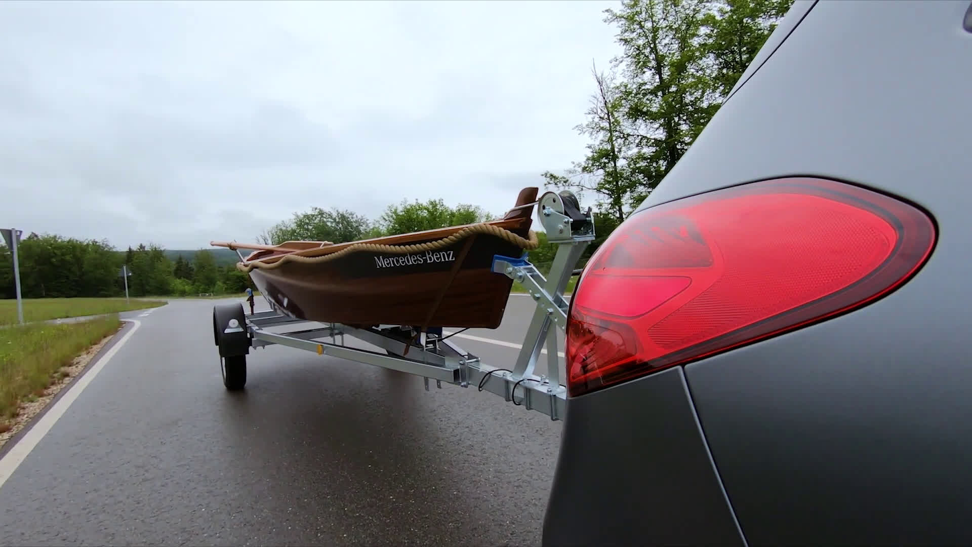 2022梅赛德斯C級旅行车挂拖车操纵辅助演示