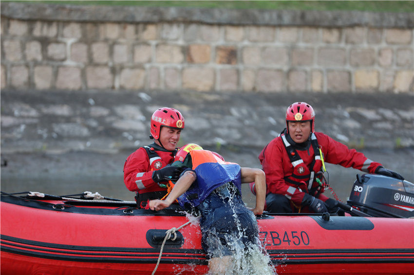上海化工消防积极备战6号台风“烟花”休闲区蓝鸢梦想 - Www.slyday.coM 上海化工消防积极备战6号台风“烟花”休闲区蓝鸢梦想 - Www.slyday.coM