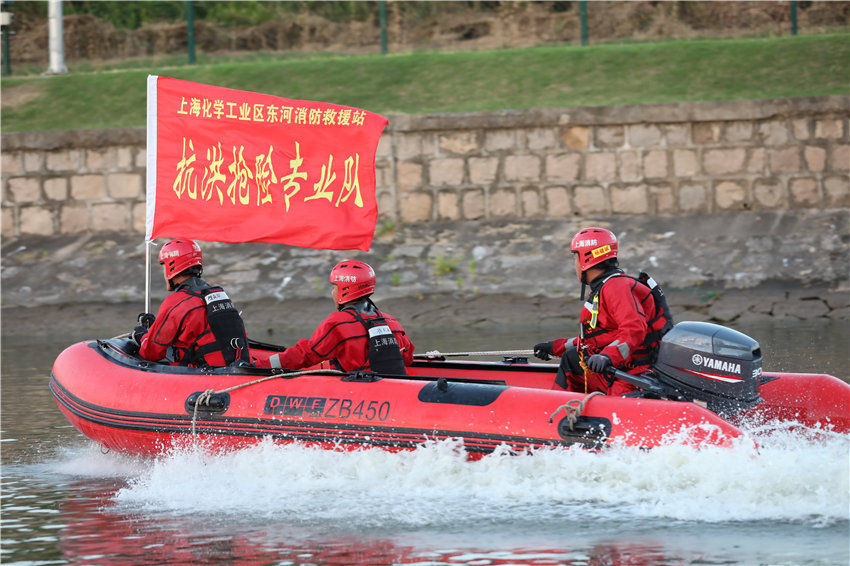 上海化工消防积极备战6号台风“烟花”休闲区蓝鸢梦想 - Www.slyday.coM 上海化工消防积极备战6号台风“烟花”休闲区蓝鸢梦想 - Www.slyday.coM