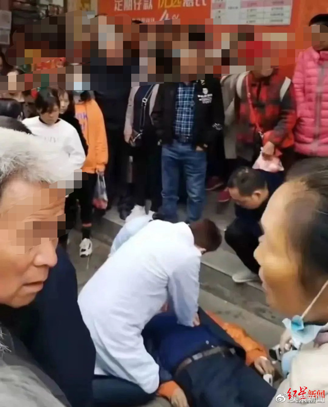 “1元钱的悲剧”:七旬大爷卖菜与顾客起纠纷倒地身亡,警方介入调查休闲区蓝鸢梦想 - Www.slyday.coM “1元钱的悲剧”:七旬大爷卖菜与顾客起纠纷倒地身亡,警方介入调查休闲区蓝鸢梦想 - Www.slyday.coM