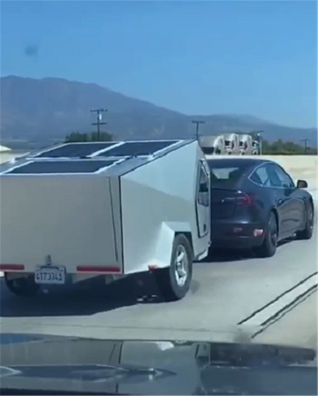 改拖车钩的特斯拉,车尾配“充电机”,车主开车上路根本不怕没电休闲区蓝鸢梦想 - Www.slyday.coM 改拖车钩的特斯拉,车尾配“充电机”,车主开车上路根本不怕没电休闲区蓝鸢梦想 - Www.slyday.coM