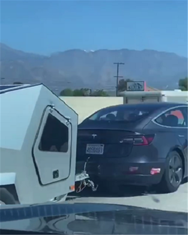 改拖车钩的特斯拉,车尾配“充电机”,车主开车上路根本不怕没电休闲区蓝鸢梦想 - Www.slyday.coM 改拖车钩的特斯拉,车尾配“充电机”,车主开车上路根本不怕没电休闲区蓝鸢梦想 - Www.slyday.coM