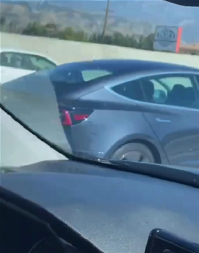 改拖车钩的特斯拉,车尾配“充电机”,车主开车上路根本不怕没电休闲区蓝鸢梦想 - Www.slyday.coM 改拖车钩的特斯拉,车尾配“充电机”,车主开车上路根本不怕没电休闲区蓝鸢梦想 - Www.slyday.coM