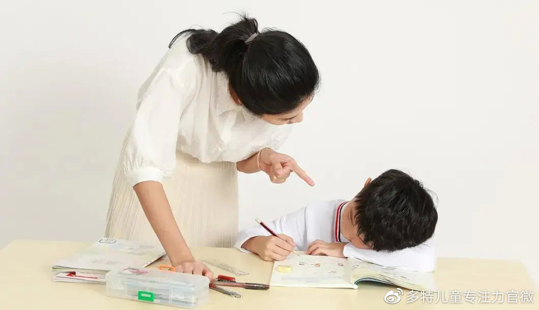 孩子写作业喜欢趴桌子，抖音上的奇招真的有用吗？真相在这里休闲区蓝鸢梦想 - Www.slyday.coM