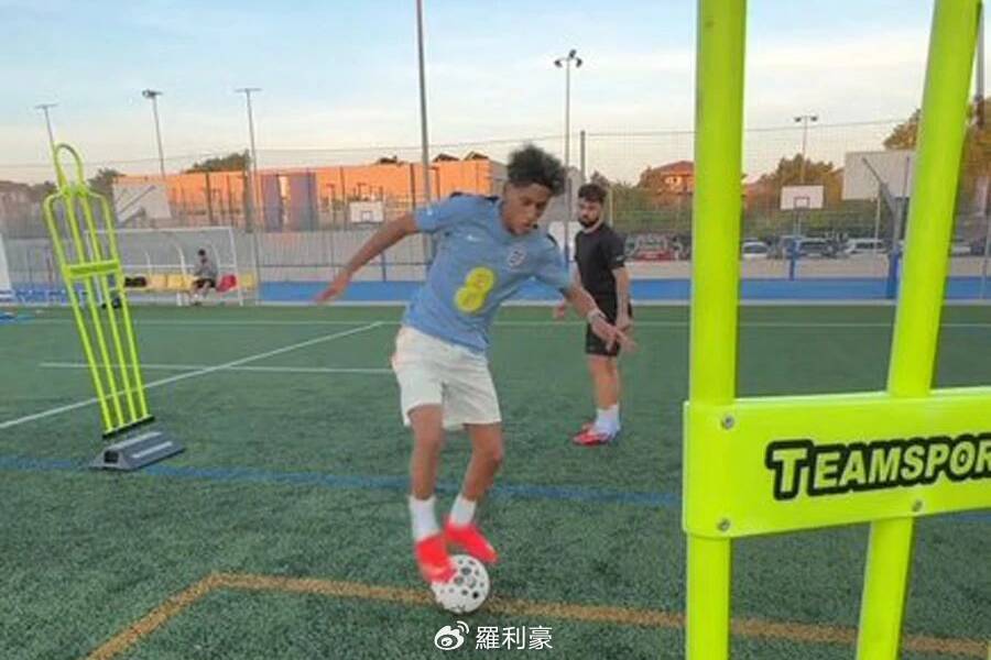 曼联15岁天才JJ加布里埃尔欲投巴萨引争议