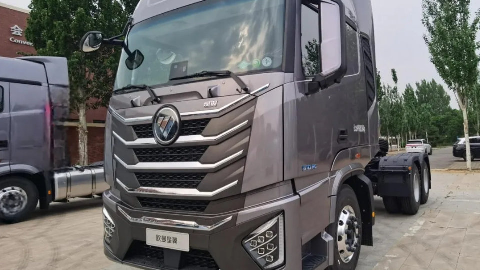 荐车丨星辉动力+万里扬变速箱——欧曼星翼6X4燃气牵引车实拍