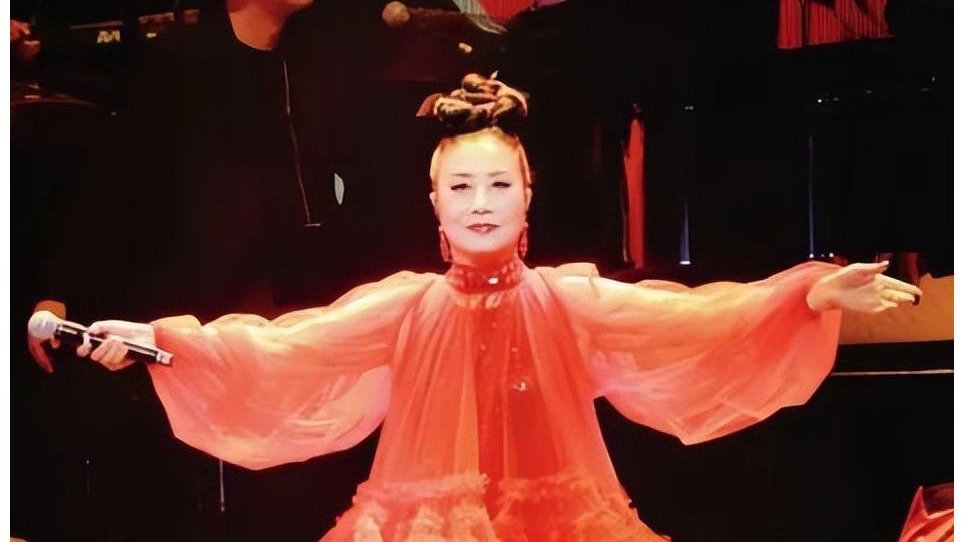 晚节不保！78岁的汪明荃路都走不稳，还开演唱会圈钱，吃相太难看