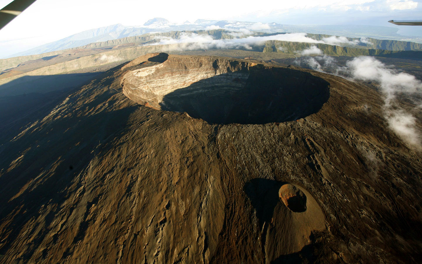 富尔奈斯火山是法属印度洋火山岛留尼旺的火山