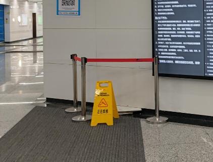 不慎撞坏地铁站一块瓷砖,被告知要赔偿1800元,工人安装费1300元休闲区蓝鸢梦想 - Www.slyday.coM 不慎撞坏地铁站一块瓷砖,被告知要赔偿1800元,工人安装费1300元休闲区蓝鸢梦想 - Www.slyday.coM