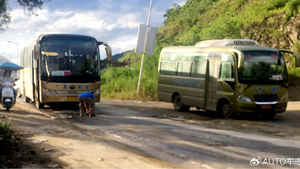 过个坑“原地起飞”被颠成骨折，“大车”悬挂为何这么硬？