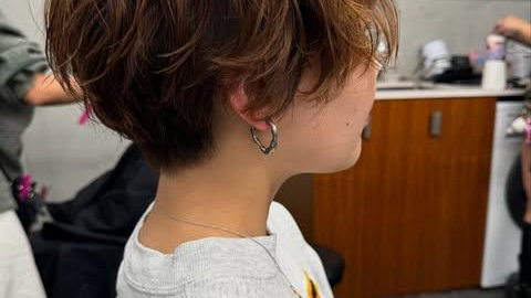 日系短款羊毛卷：把“空气感”焊在头发上的年度心动发型