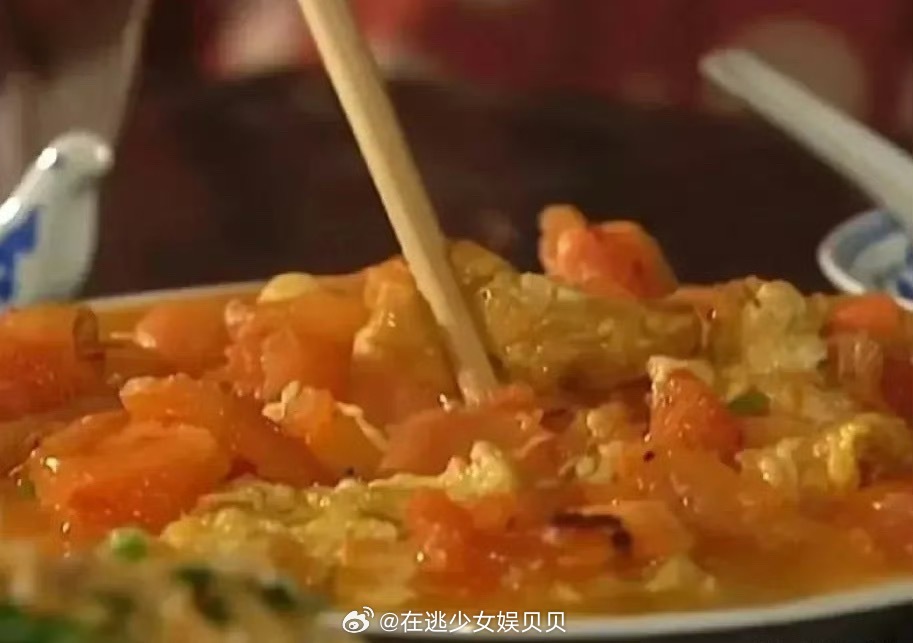 拍摄《还珠格格》时，因缺乏仿真菜，琼瑶坚持全用真菜进行拍摄