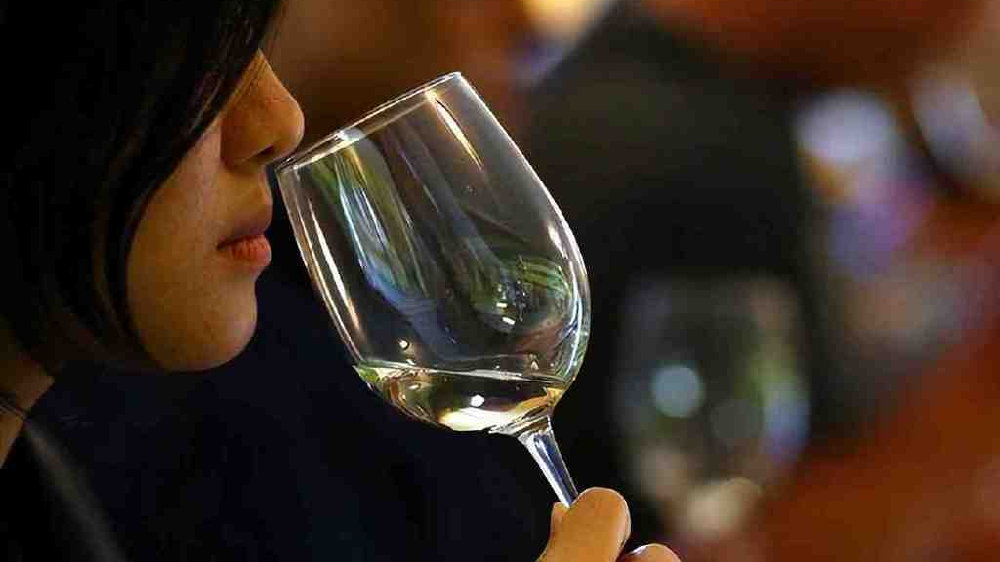 雷司令葡萄酒的香气有什么特点？雷司令葡萄酒独特的香气|白葡萄酒|品种|法文|产区|气味_新浪新闻
