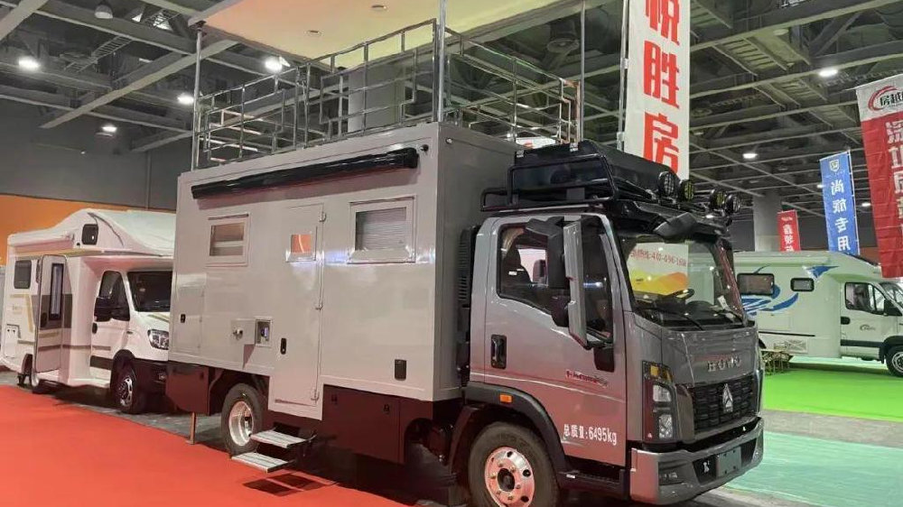 悦胜统帅轻卡房车 360°升顶观景台 超大L型厨房+升降吊床设计
