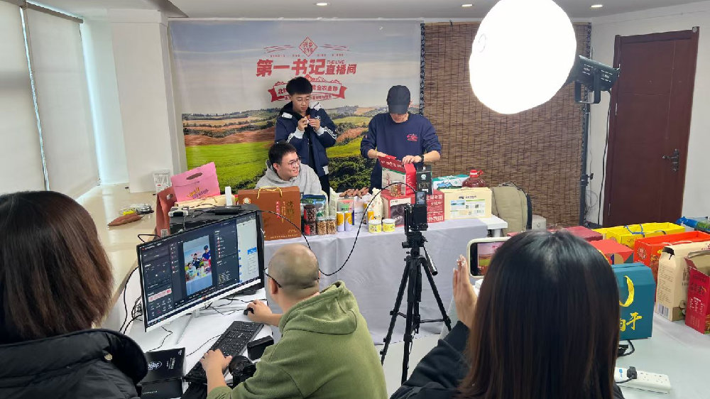 阜新“春晖计划”大学生志愿者走进兴乡工作室(“第一书记”直播间)|新农人|阜新|第一书记|春晖|直播间_新浪新闻