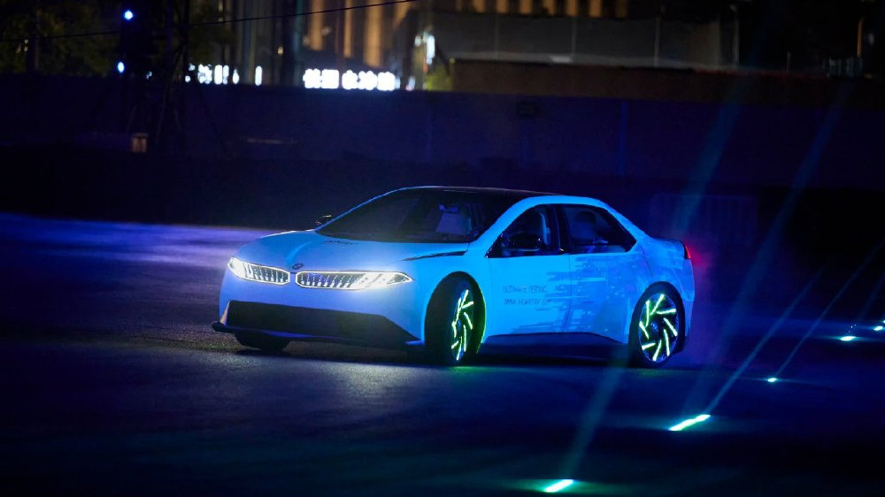 宝马电动猛兽上海首秀！18000牛·米扭矩，挑战54度陡坡