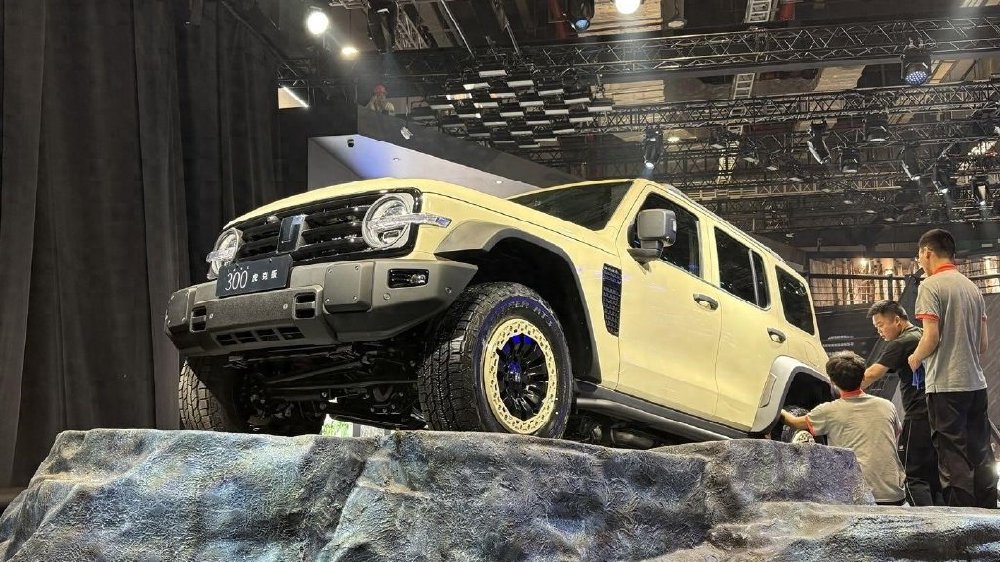 坦克300虎克版实车，前后“硬桥”，硬刚牧马人？