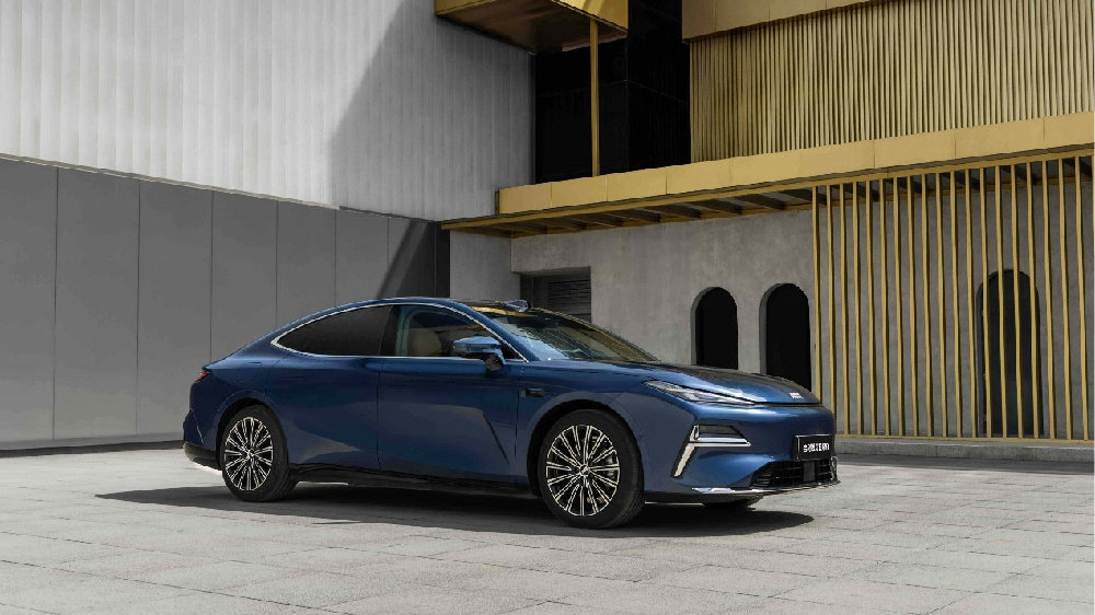 吉利银河星耀8杀到！12万起售的B+级混动轿车到底香不香？