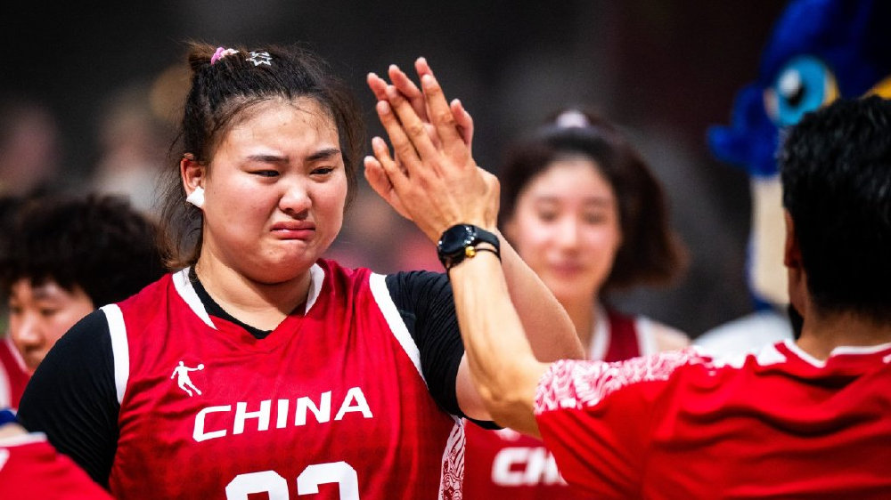 泪目！中国女篮24岁2米01王牌带病夺冠：女奥尼尔发高烧不下火线