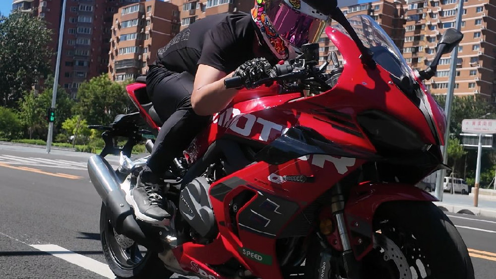 QJMOTOR赛800RS试驾报告：国产四缸大排仿赛的实力突围