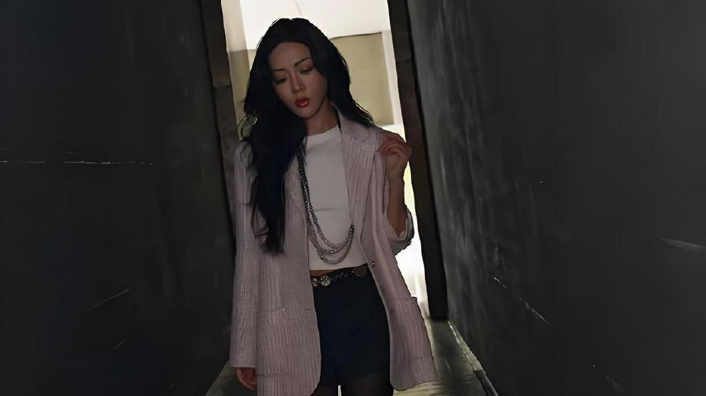 邓家佳这波黑丝造型，看得人眼睛都直了