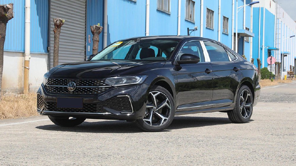 上一代大众帕萨特继续卖，两种前脸，三种动力，售16.45万元起