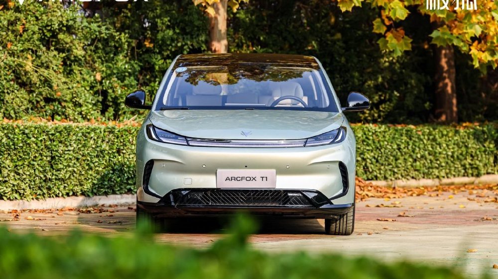 A0级的身材，B级的野心：深度试驾极狐T1，它凭什么“超标”？