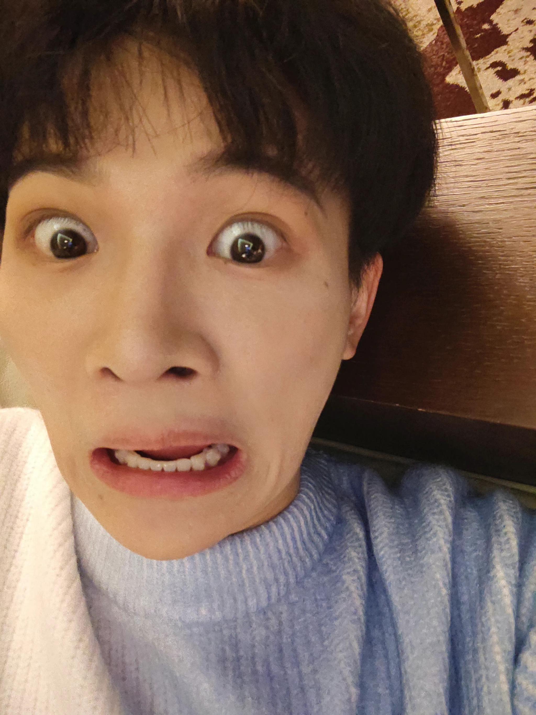 首先，周深发自拍的出发点是好的