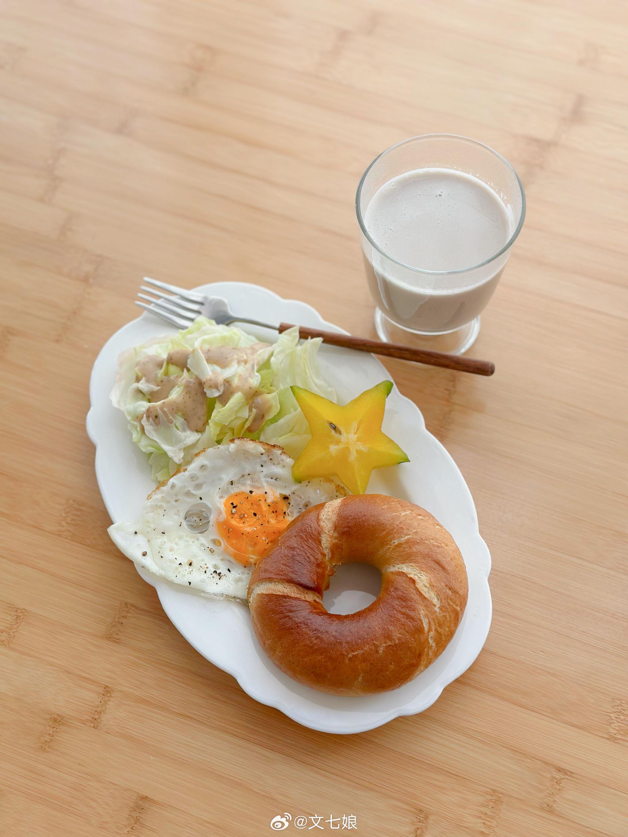 早饭🥣 贝果🥯/煎蛋/生菜沙拉/杨桃/花生豆浆