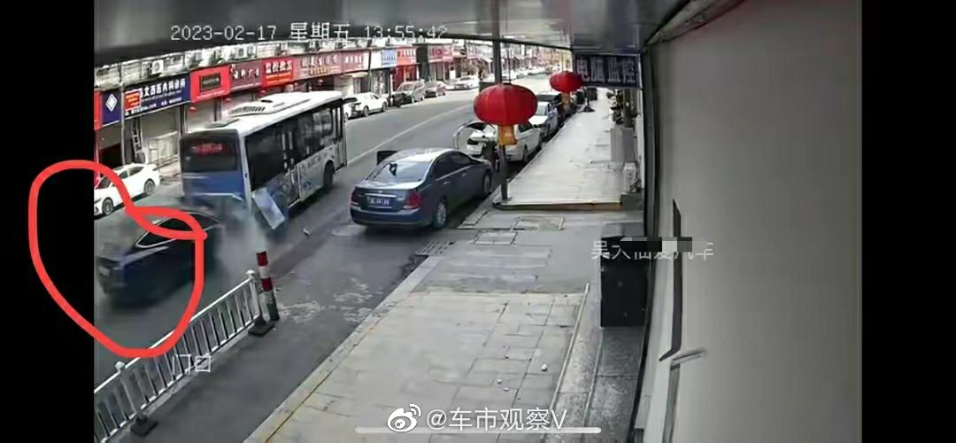 比亚迪车上拖车时起火，特斯拉怼上公交车，两大巨头都翻车了……