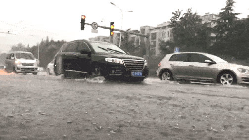 汽车涉水后引擎盖冒白烟，这是怎么回事？如何判断涉水的深度？