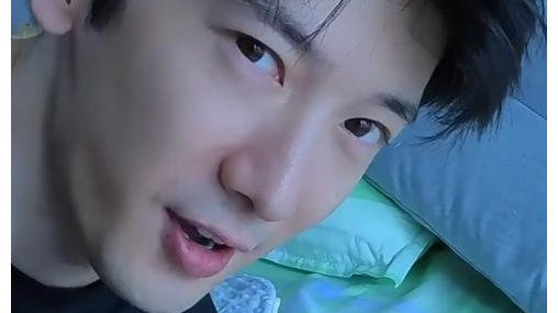 35岁刘芮麟独自带娃！新手奶爸头发凌乱，带娃从容不迫相当娴熟