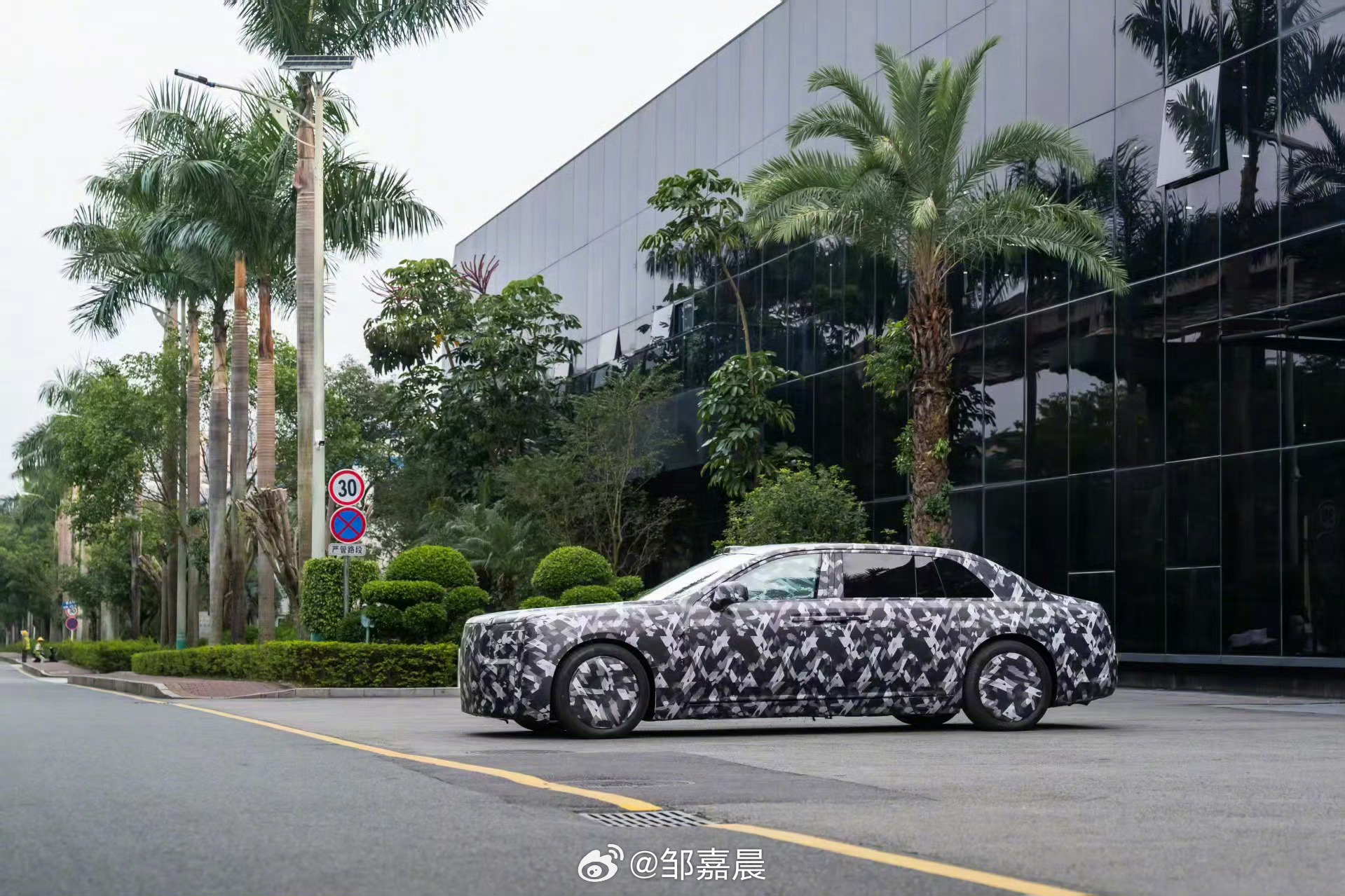 仰望超豪华行政轿车实拍曝光，外界称坪山古斯特，售价超200万