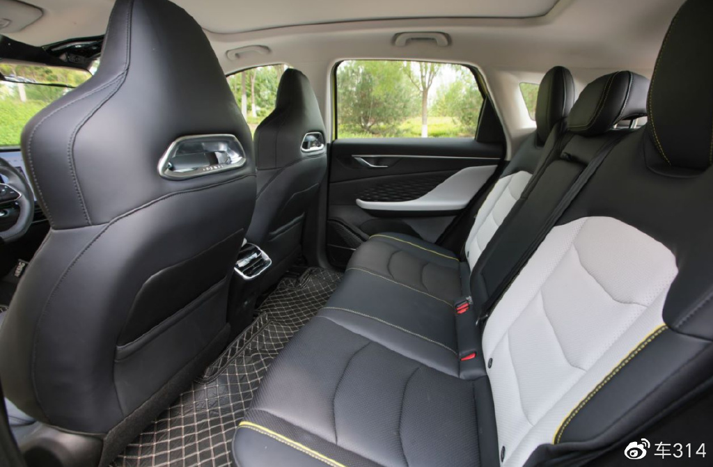 燃油SUV新黑马?北汽魔方对比欧尚Z6 诠释年轻出行潮流