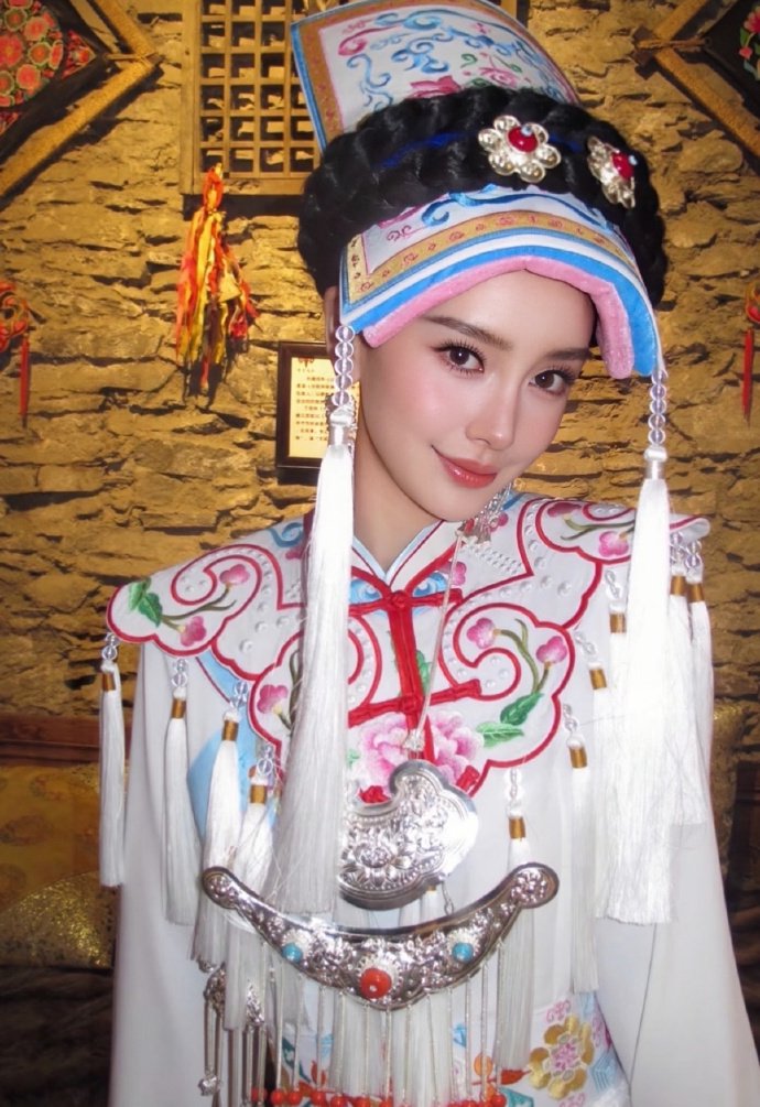 Angelababy羌族服饰ccd大片，鼻姐这张脸完全硬帅啊