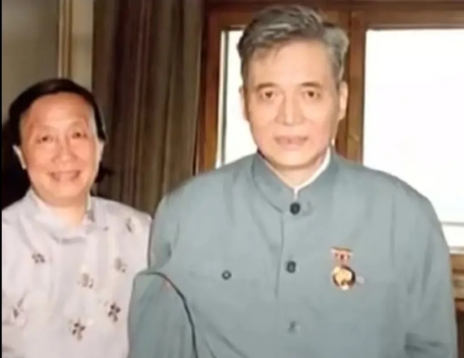 1986年,病情危重的邓稼先坚持要去天安门广场看一看