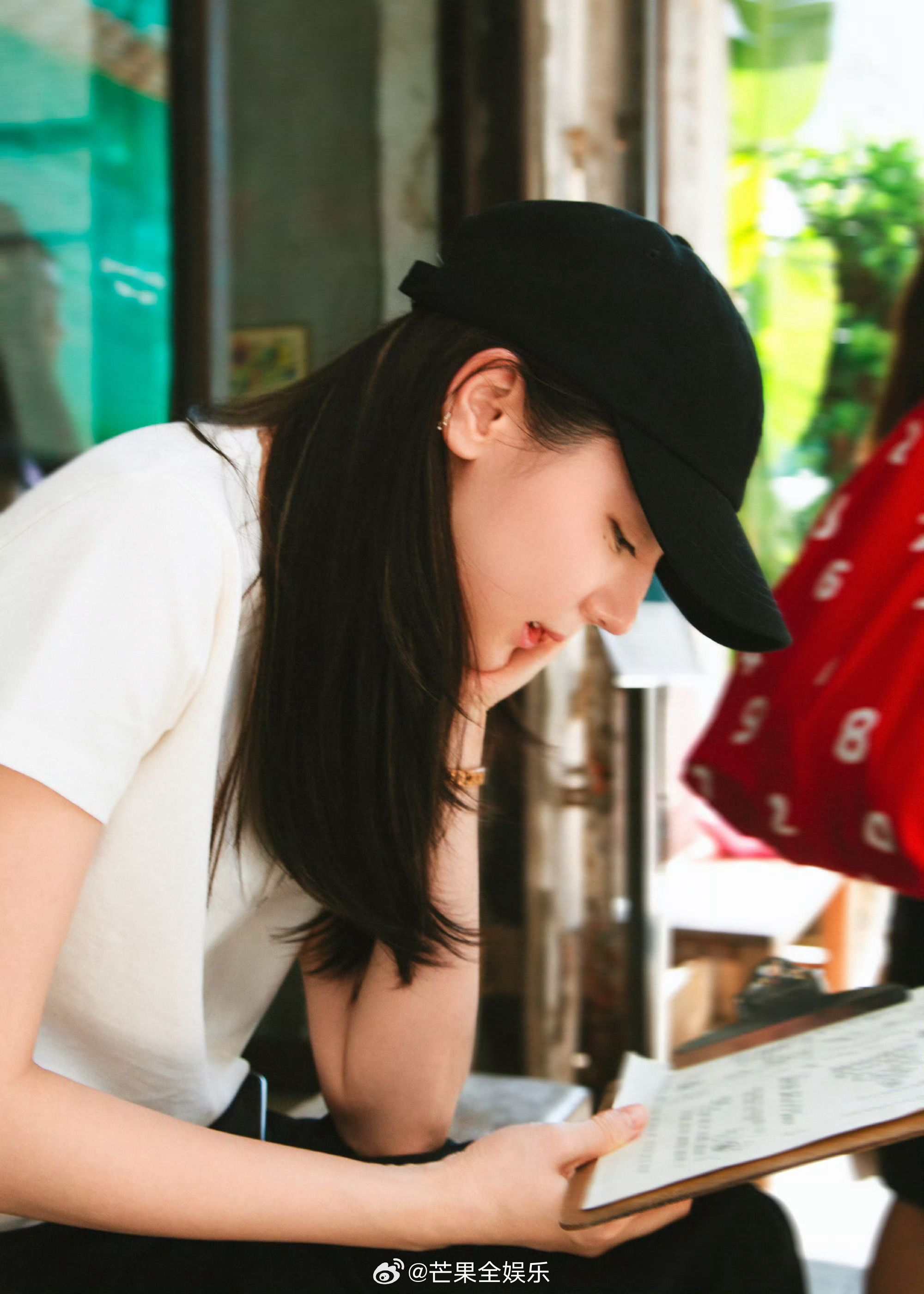 迪丽热巴十分钟扫货十几件，低调现身上海门店