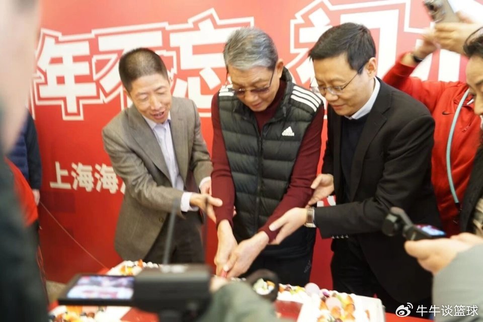 81岁徐根宝包馄饨为海港庆生：感谢俱乐部没忘记我 武磊张琳芃都想来