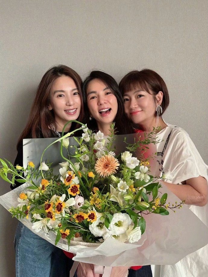 SHE合体为Ella庆生晒合照