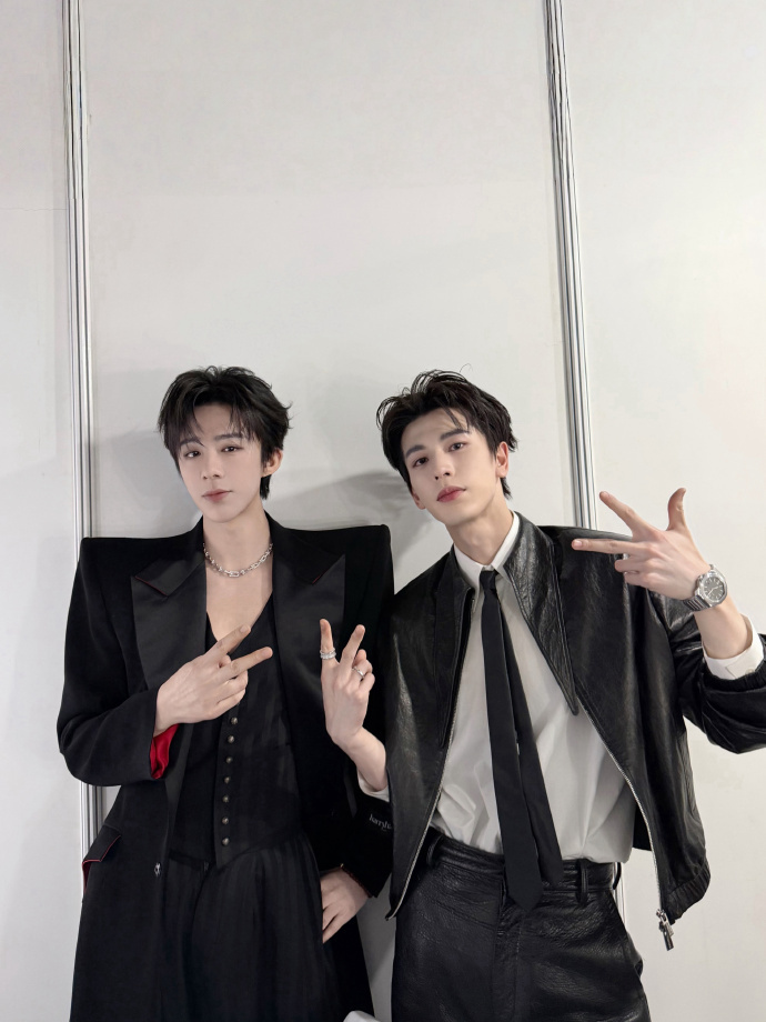 刘宇宁张凌赫曾舜晞同框合影，白鹿刘宇宁同桌引关注