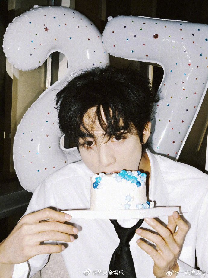 宋威龙27岁生日照自做妆发