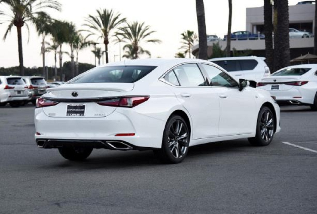 与奔驰E级同级,这款日系豪车29万起,老司机:加价仍一车难求