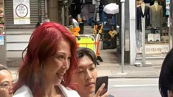 TVB当家花旦现状如何？52岁蔡少芬现状，瘦很多，满头红发很帅气