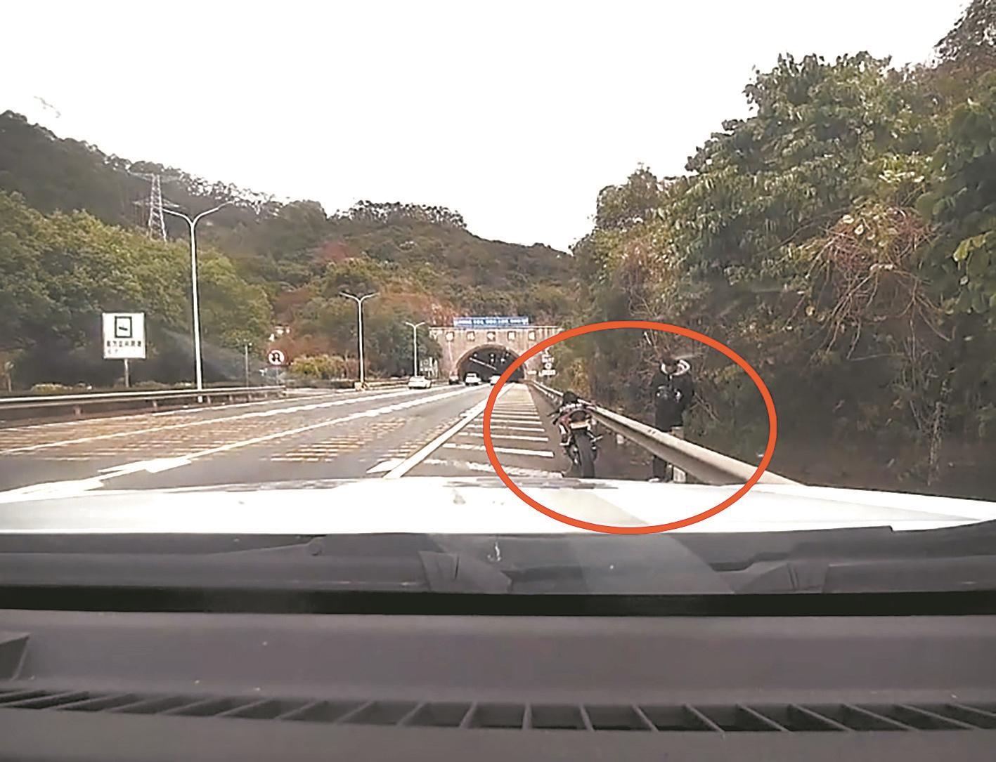 男子骑摩托上高速 查出4项交通违法