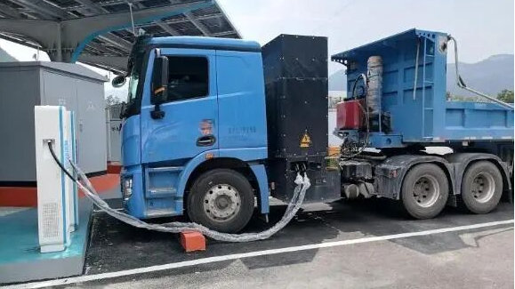 电动重卡充电口能否布置在车辆前端？