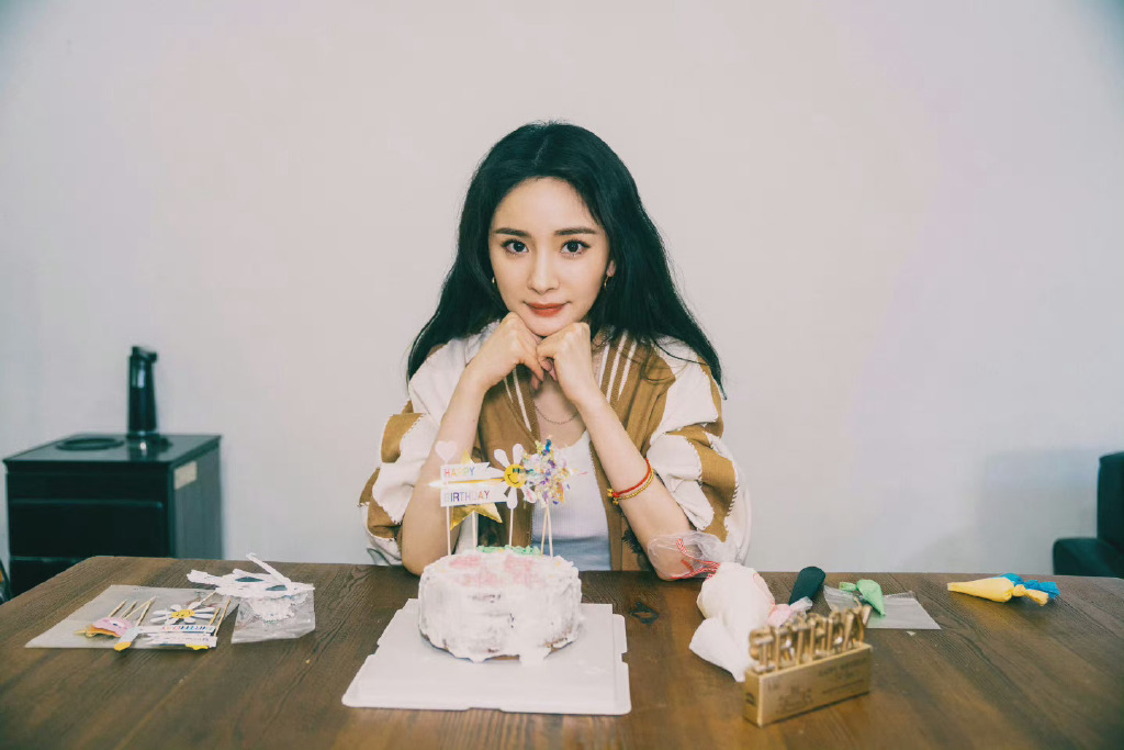 杨幂出发微博之夜饭拍来啦~牛仔大衣不要太适合！